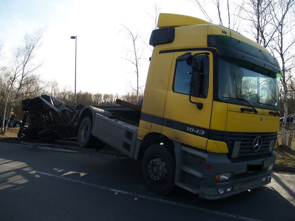 LKW verliert Container Koeln Niehler Ei P010.JPG